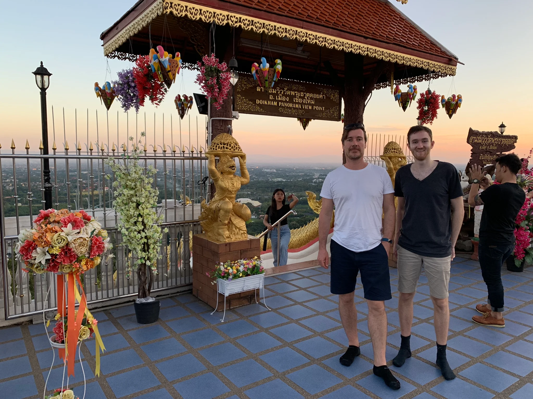 Emil og Søren står foran en Budha og for toppen af en smuk trappe og udsigt i baggrunden