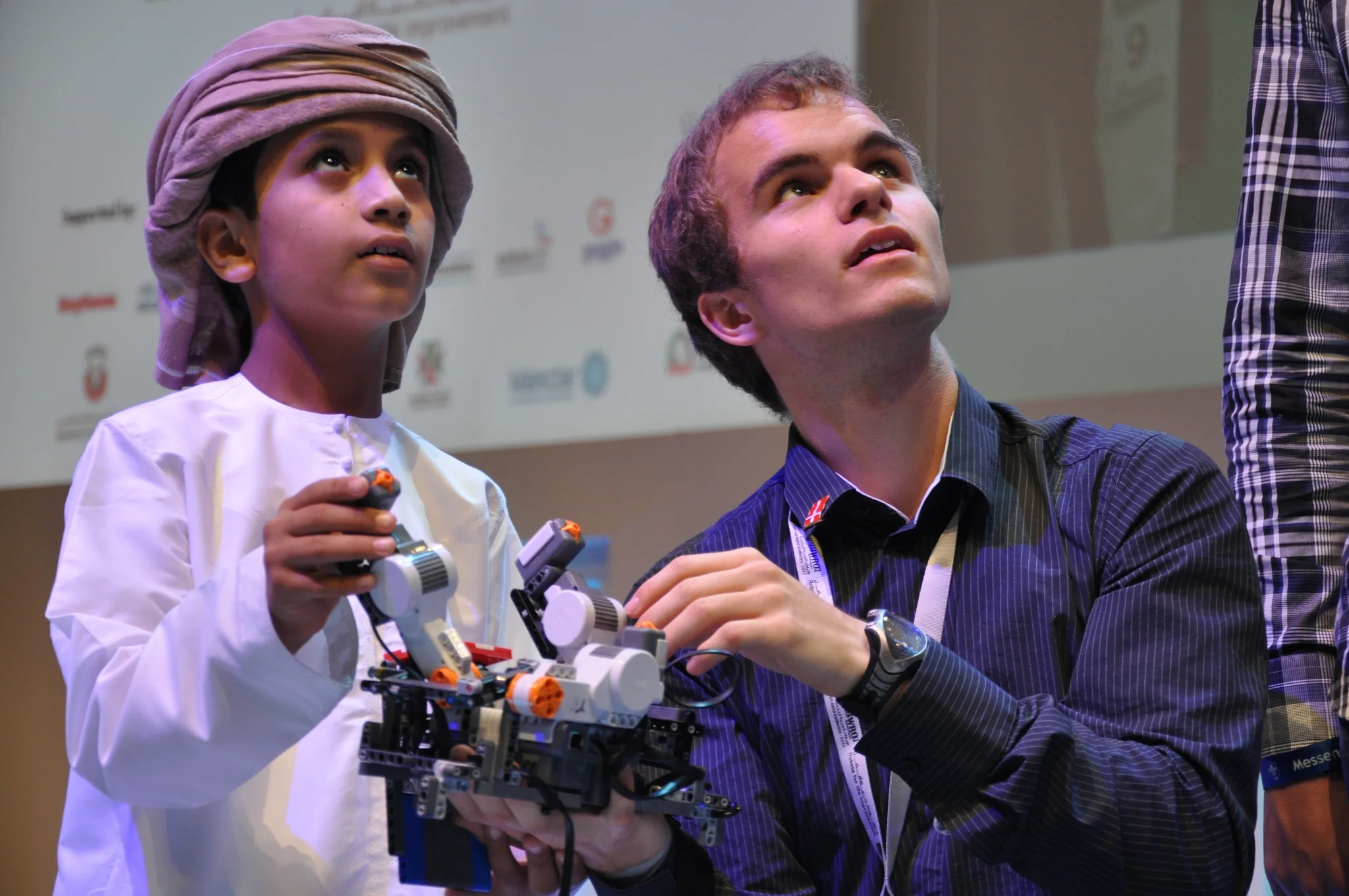 Dreng styrer den danske delegations open-kattegorirobot med controller