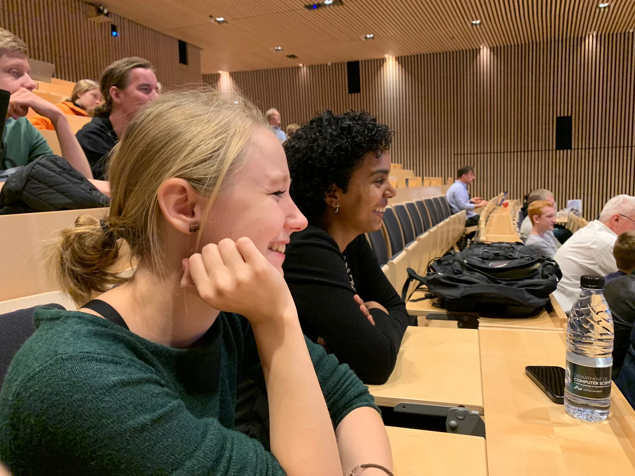Tilskuere sidder i auditoriet